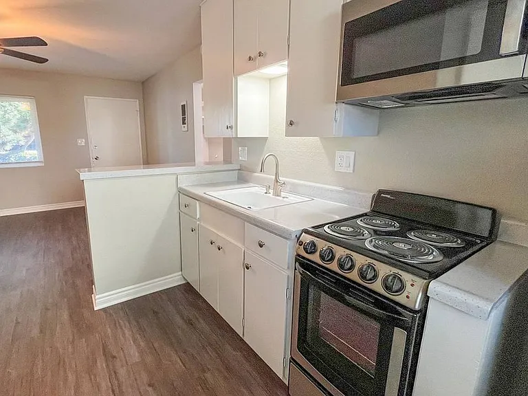 1058 Roewill Dr #4 — Photo 3