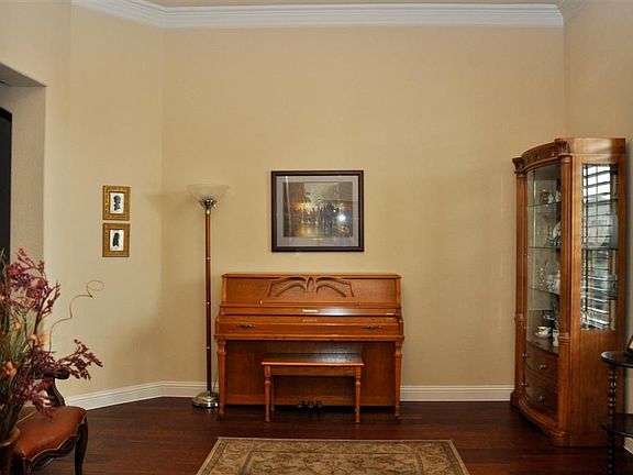 4th image of 615 Chalk Hill Ln