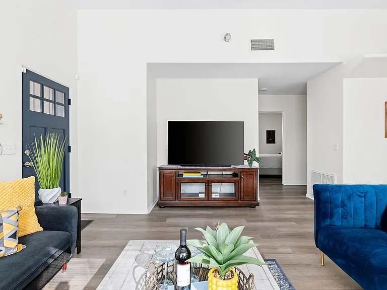 1025 E Portland St — Photo 13
