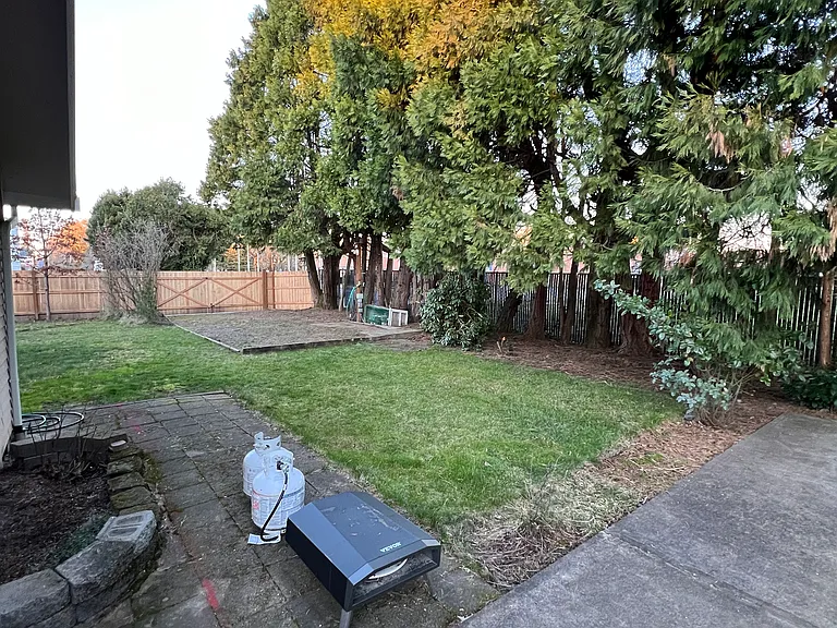 194 NE 20th Dr — Photo 13