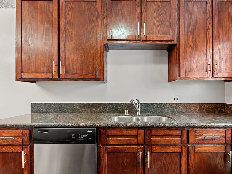 Spacious 2-Bedroom Apartment in Prime Location! One month free — Photo 5
