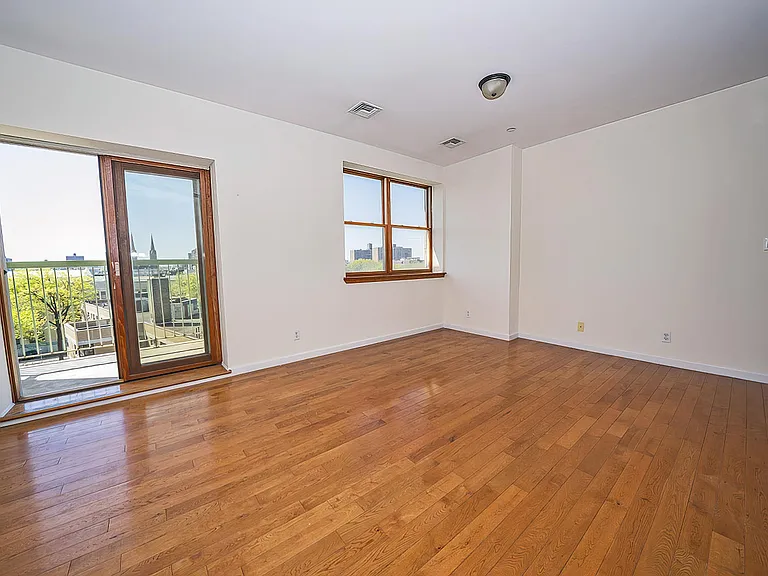 147 Maujer St #7A — Photo 4