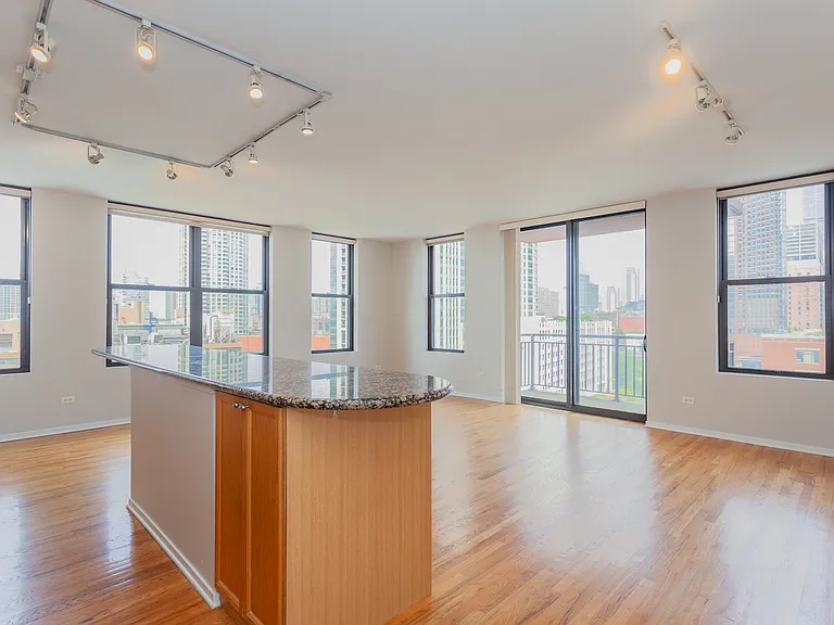 330 N Jefferson St #801 — Photo 3
