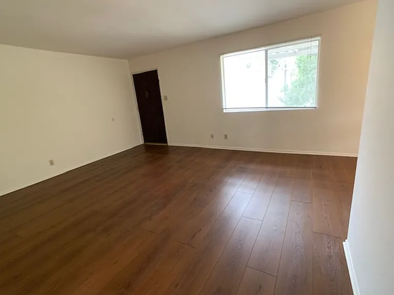 607 Emily St — Photo 3