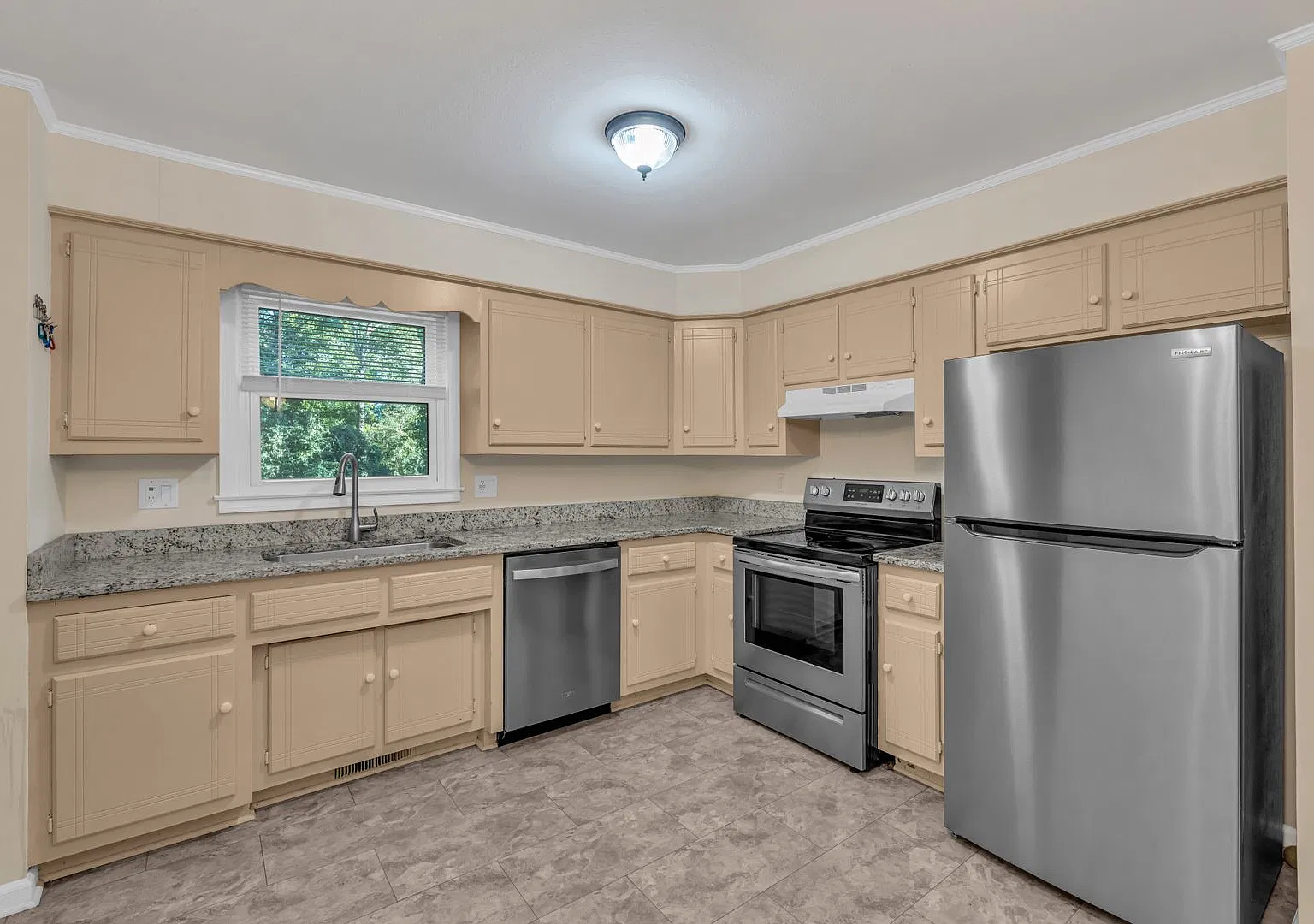 Beautiful 3-Bedroom Townhome in Taylors with Fenced Backyard — Photo 3
