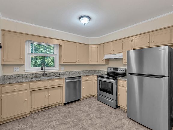 3rd image of 14 Dover Dr