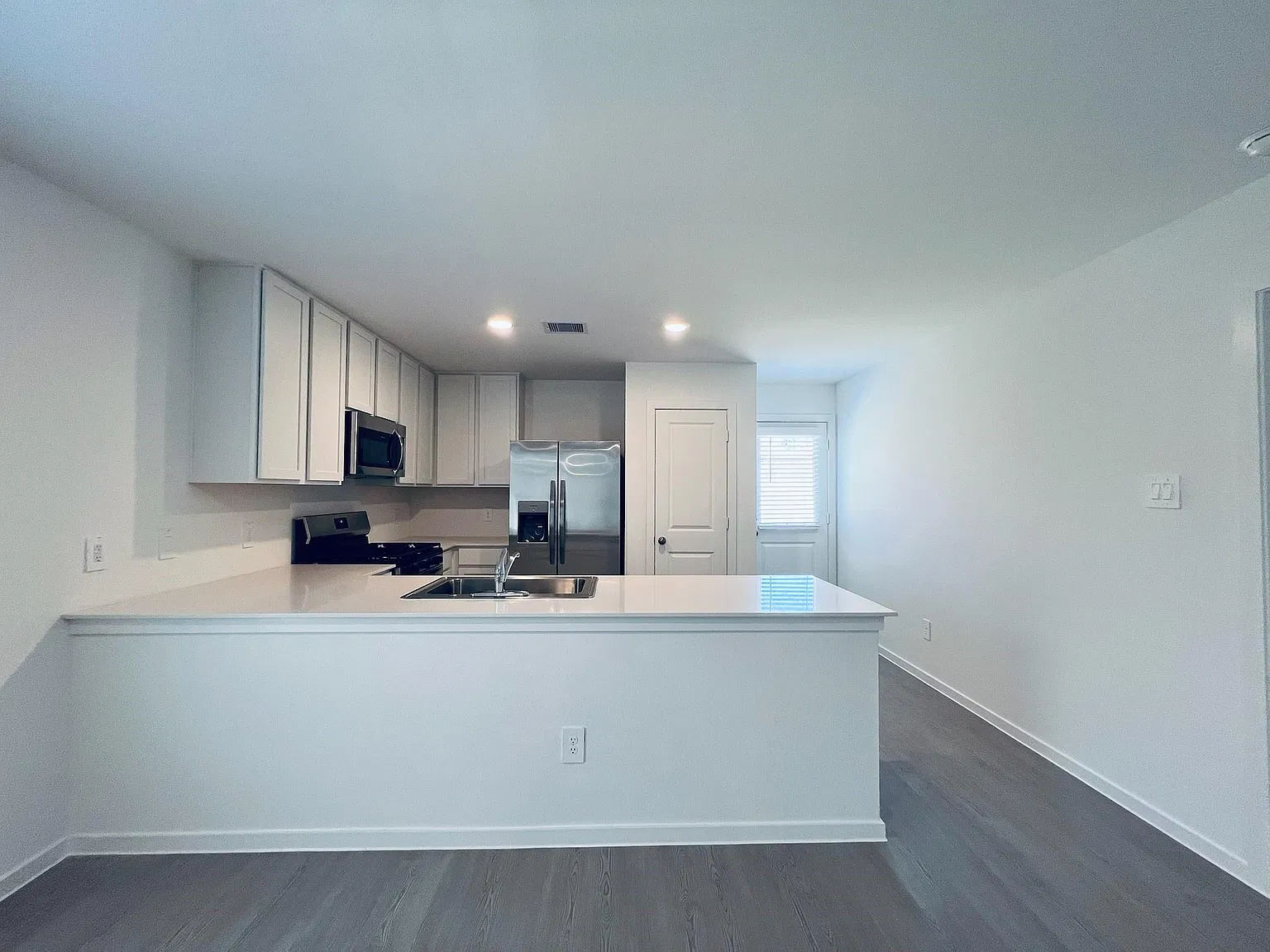 3 bed, 2.0 bath, 1450 sqft, $1,700 — Photo 3