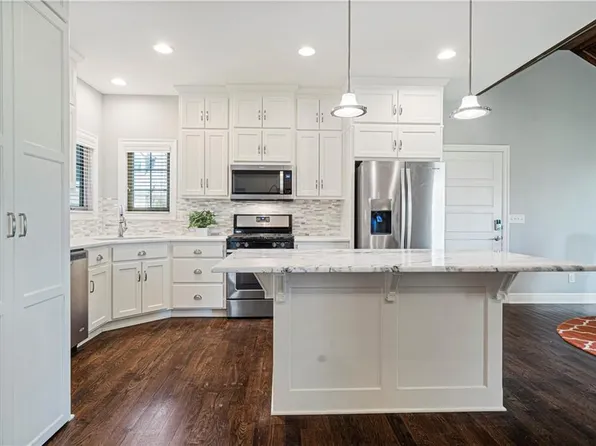 14737 Norwood St, Leawood, KS 66224