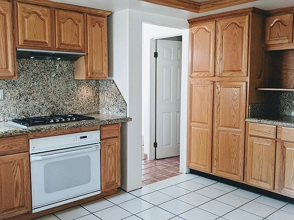 5th image of 4709 Hackett Ave