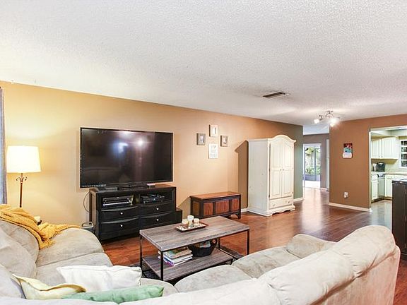 4th image of 9704 Hidden Oaks Cir