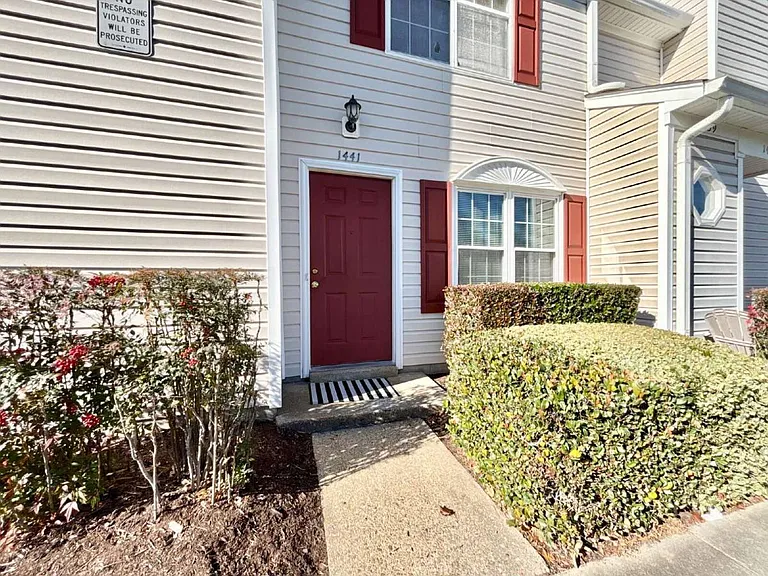 1441 Deerpond Ln — Photo 2