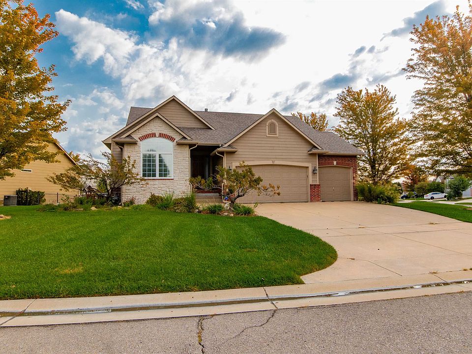 1st image of 820 N Crescent Lakes Ct