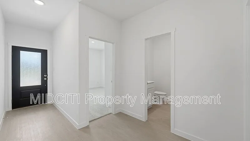 4 bed, 3.0 bath, 2024 sqft, $2,200 — Photo 3