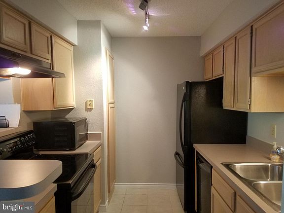 5th image of 1535 Lincoln Way APT 204B