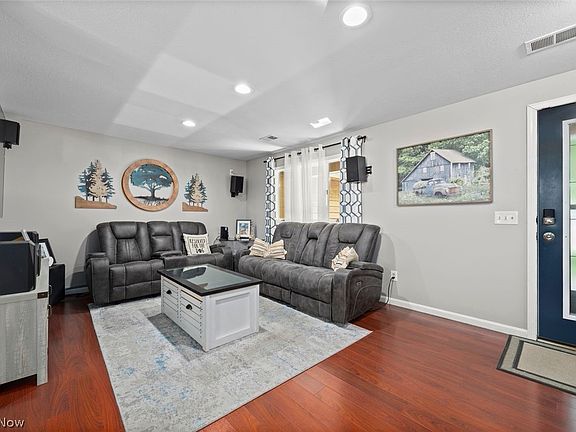 3rd image of 1135 Royal Dr