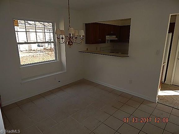 5th image of 14 Pipers Glen Ct