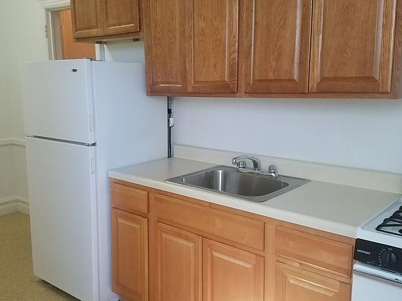 3rd image of 861 E 27th St APT 4I