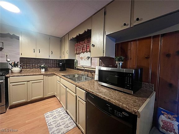 4th image of 1641 Sharon Ave