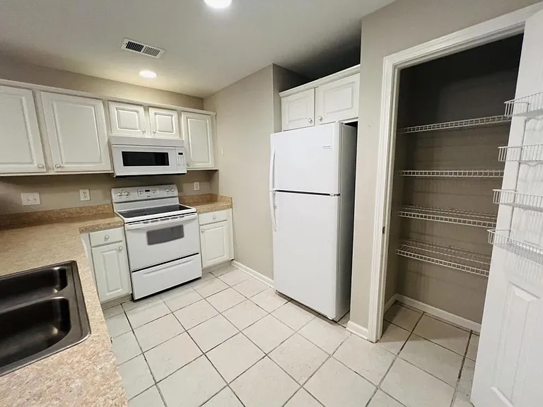 1208 River Oaks Dr #24D — Photo 2