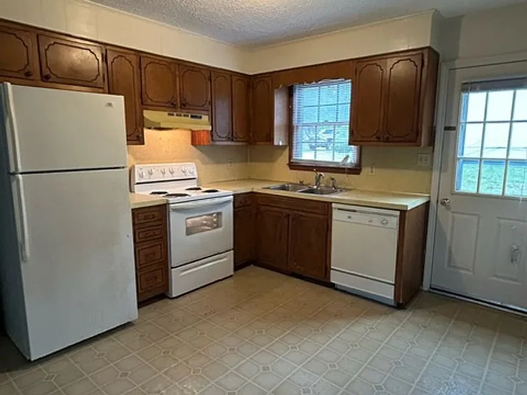 1128 Jamerson Rd — Photo 2