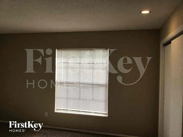 613 Brittany Ct — Photo 13