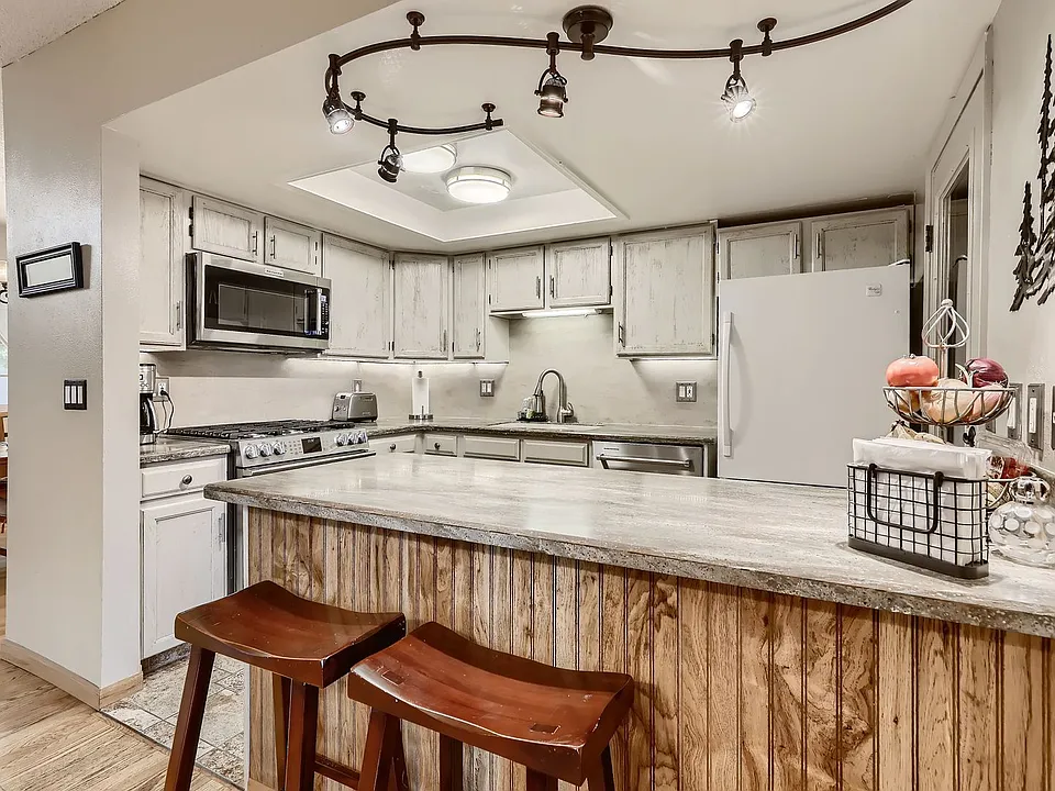 3833 Paseo Del Prado