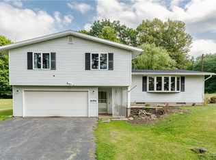 4194 Saint John Dr, Syracuse, NY 13215