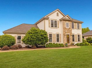 W136N6589 Cobblestone Dr, Menomonee Falls, WI 53051