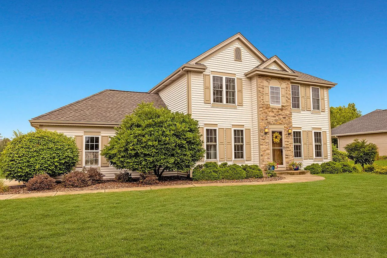 W136N6589 Cobblestone DRIVE photo 1