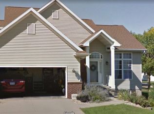 250 N 15th Ave, Hiawatha, IA 52233