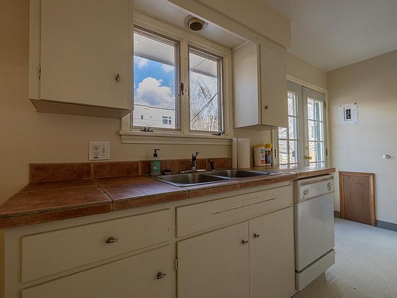5th image of 405 W Geneseo St