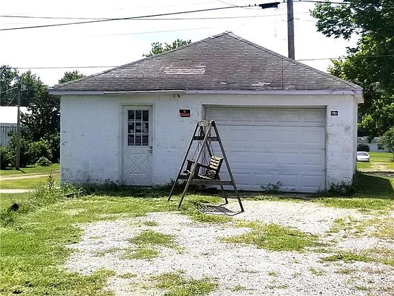 3rd image of 132 N Washington St