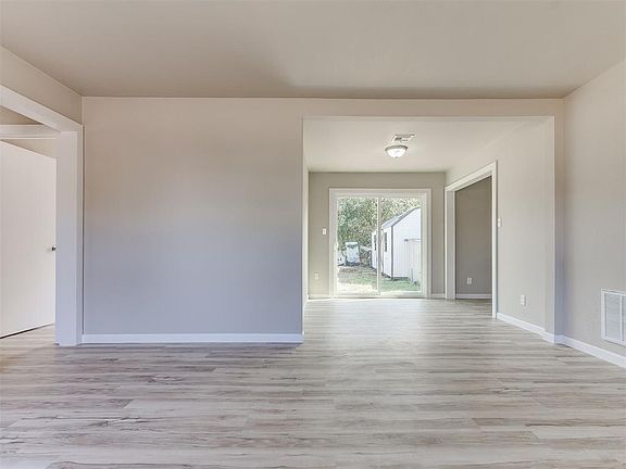 4th image of 1116 Hickory Ln
