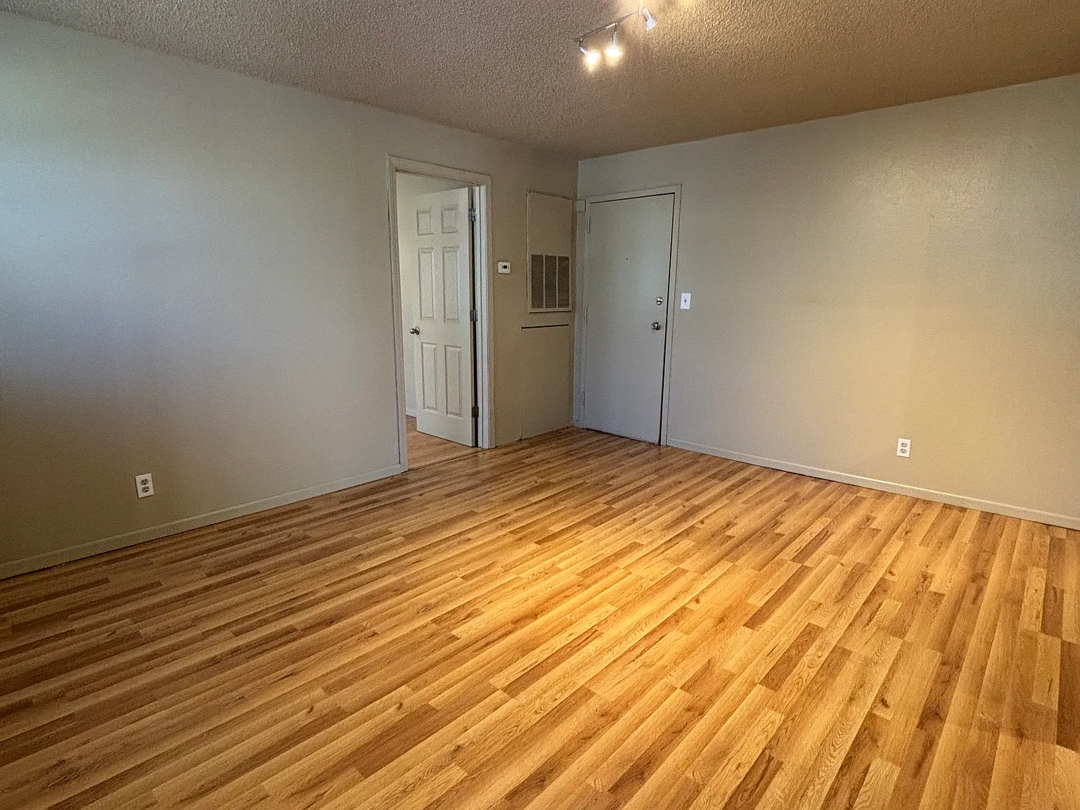 215 W Fairview St — Photo 3