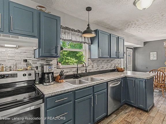 3rd image of 1411 Adams St