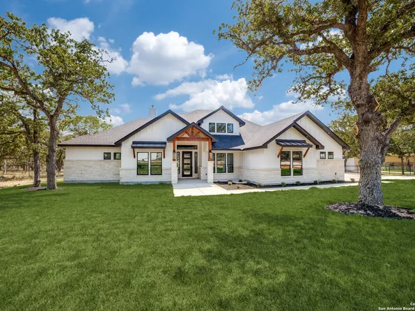 172 Crescent Ridge, Adkins, TX 78101