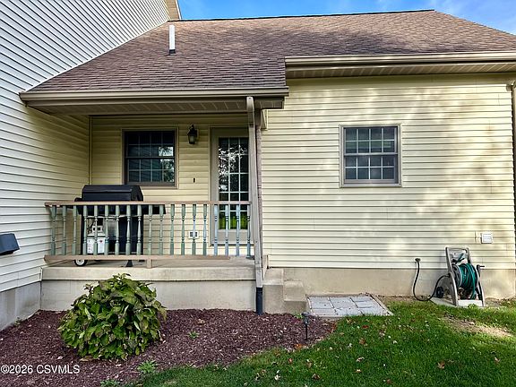 5th image of 384 Hemlock Ln