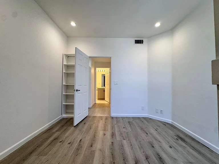 8915 Burton Way — Photo 20
