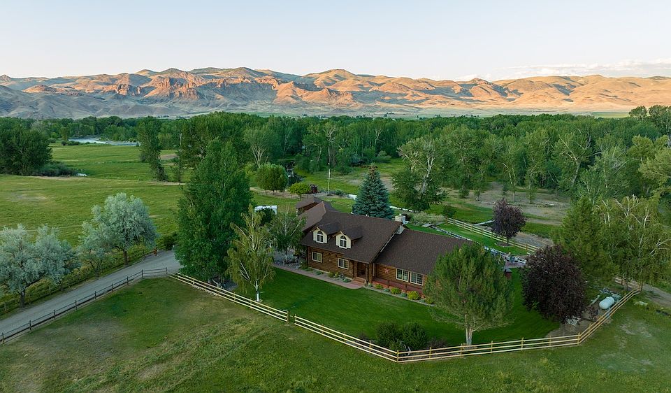 1st image of 400 Lagoon Ln