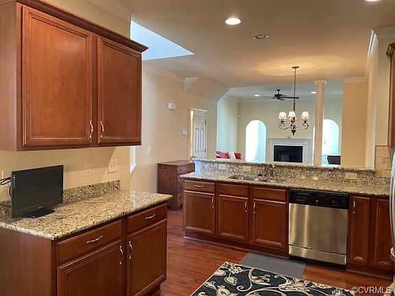 3rd image of 802 Fair Port Cir