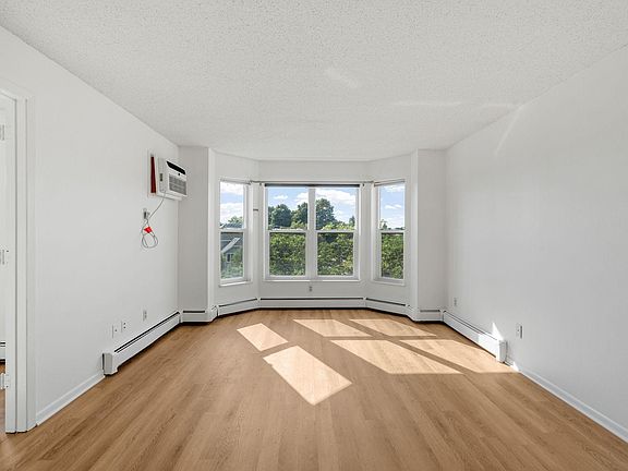 4th image of 720 3rd Ave NE APT 325