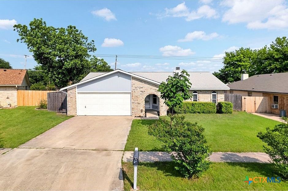 1st image of 2406 Buttercup Cir
