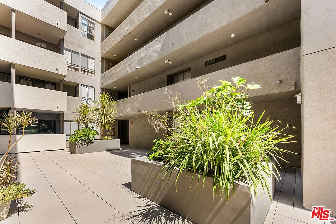 2 bed, 2.0 bath, 1571 sqft, $5,500 — Photo 3