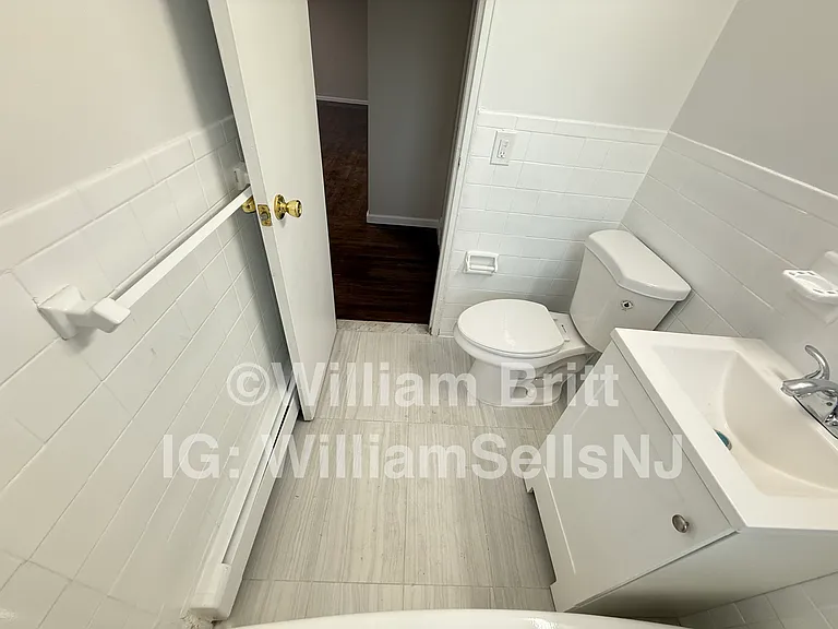 223 50th St #1A — Photo 11