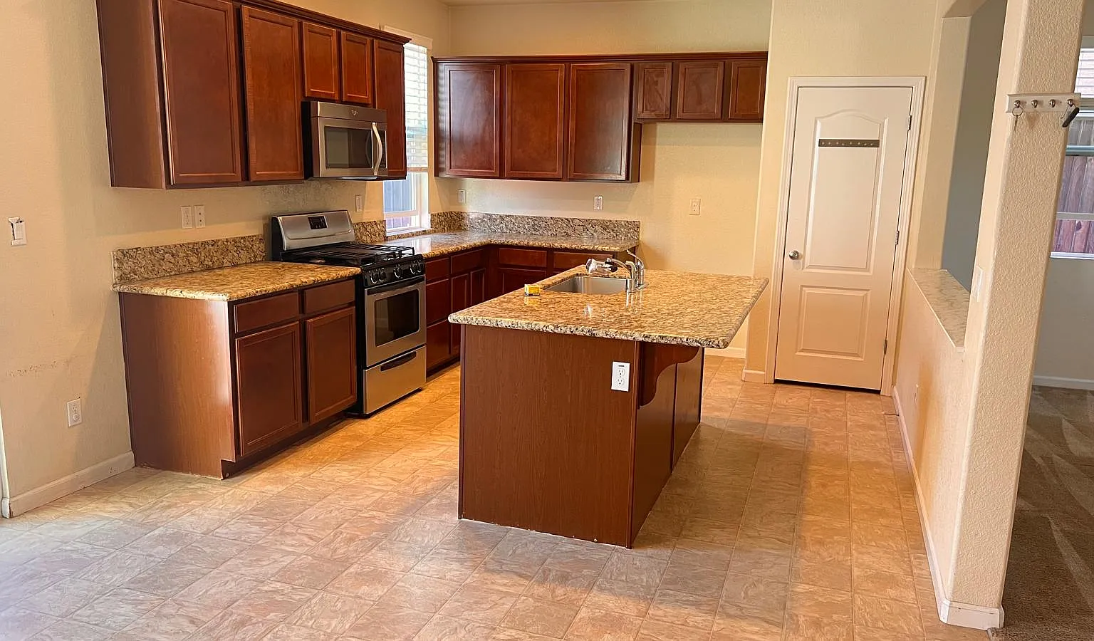 4 bed, 2160 sqft, $3,095 — Photo 4