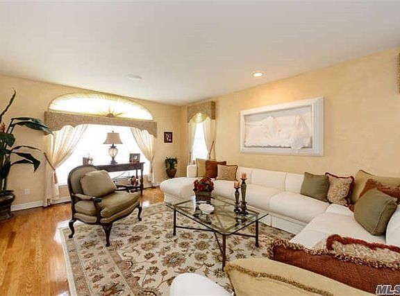 3rd image of 10 Woodbury Farms Dr