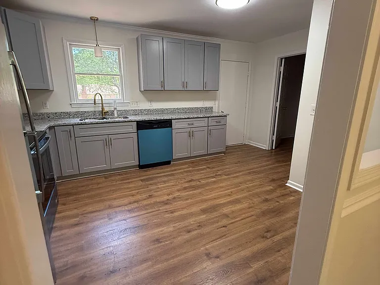 610 Clarendon Dr — Photo 2