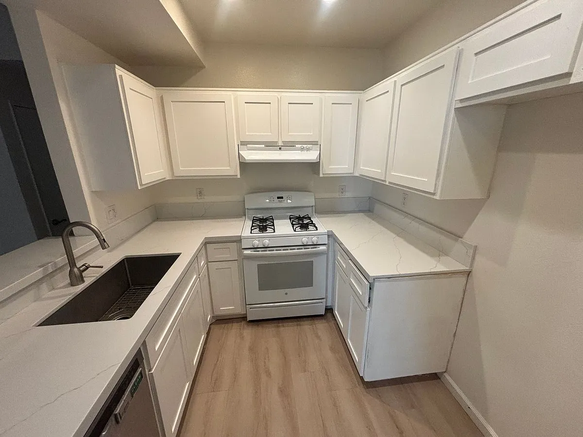 Building Photo - 24105 Del Monte Dr #443