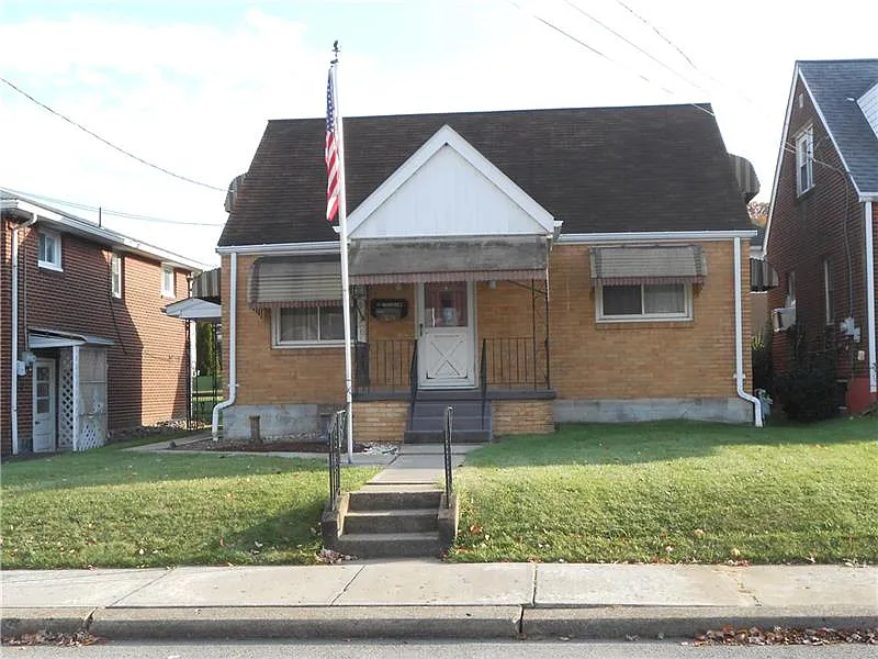 2011 Irwin St photo 1
