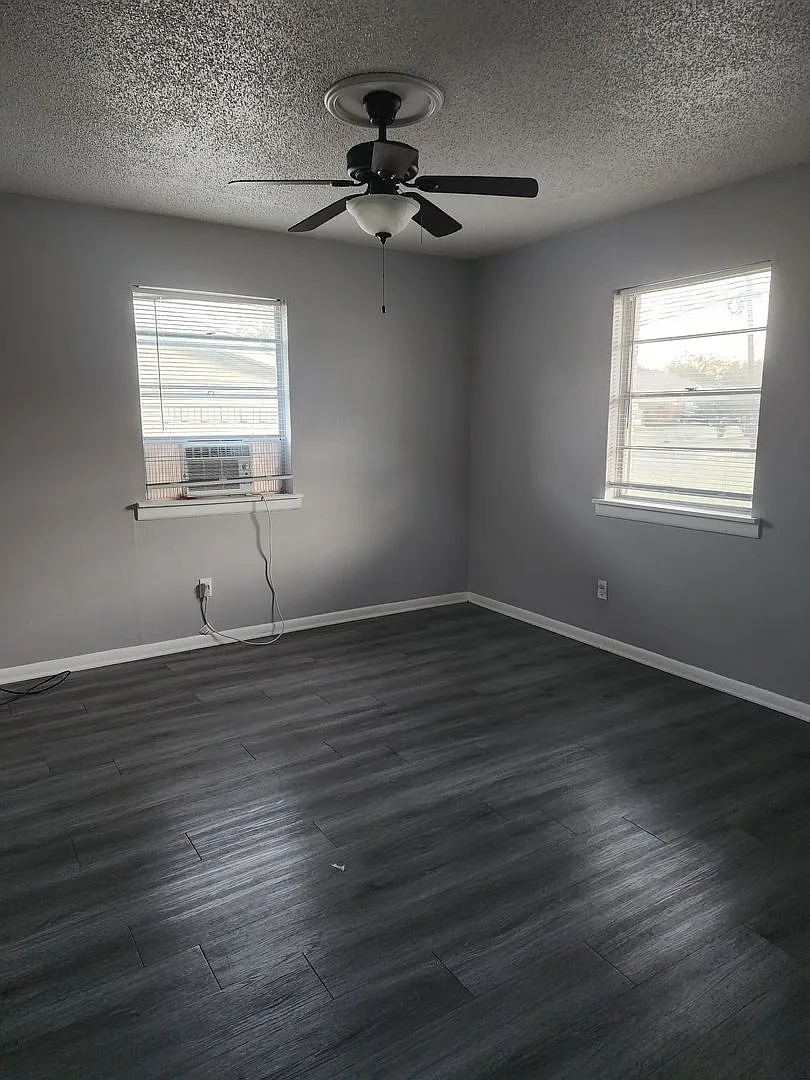 403 E Robertson Ave — Photo 2